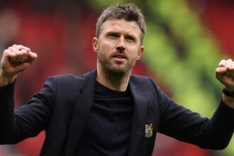 Fabrizio Romano hints Manchester United midfielder will stay and become highest-paid player