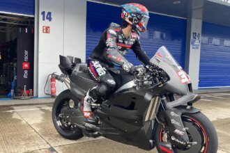 Lorenzo Savadori tests Aprilia