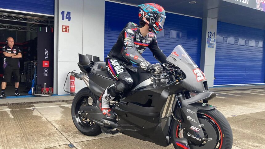 Lorenzo Savadori tests Aprilia
