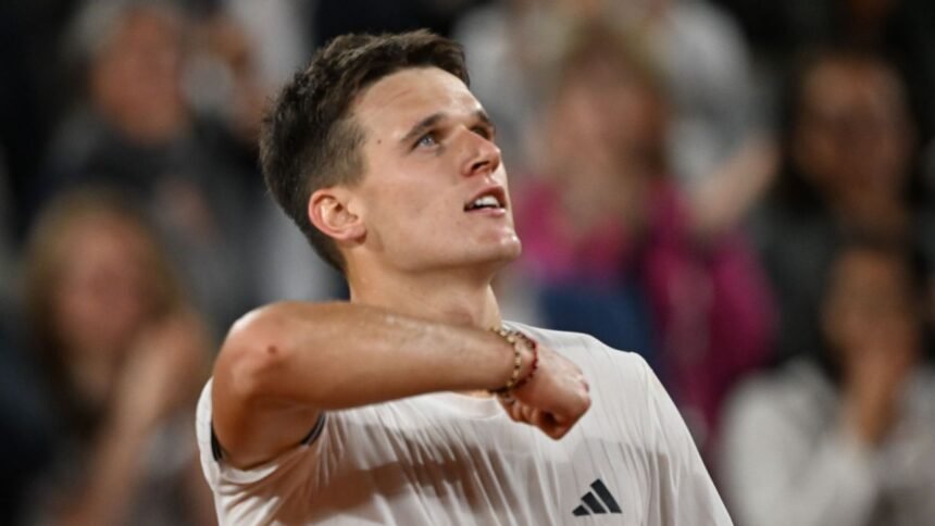 Mensik stops Fonseca, takes Zverev next in French Open semi-finals