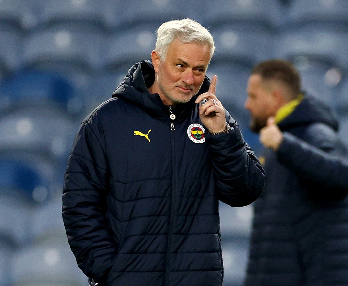 Jose Mourinho during a Fenerbahce training session