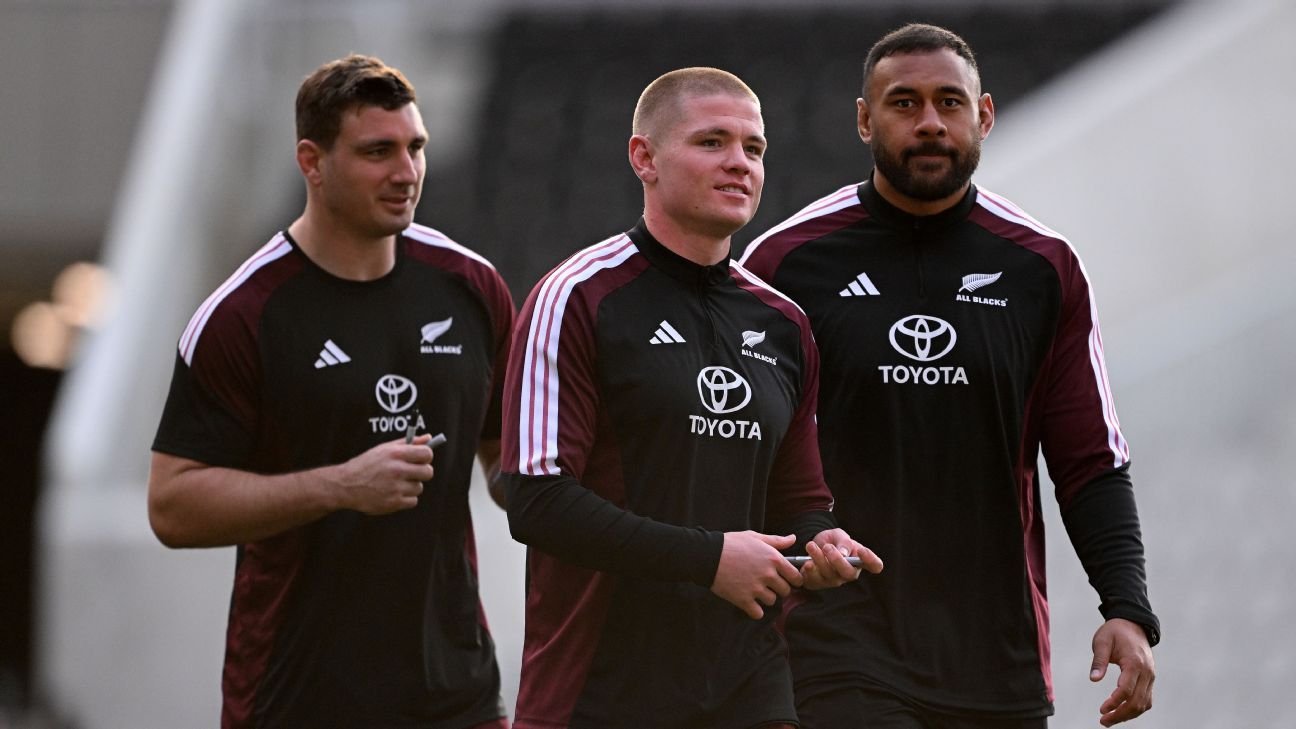 Dave Rennie replaces German-born Anton Segner, who makes his debut from the bench.