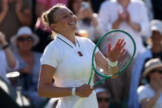 Anisimova avoids upset at Wimbledon. Swiatek and Ila also advance