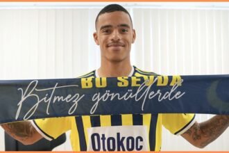 Mason Greenwood poses with a Fenerbahce scarf