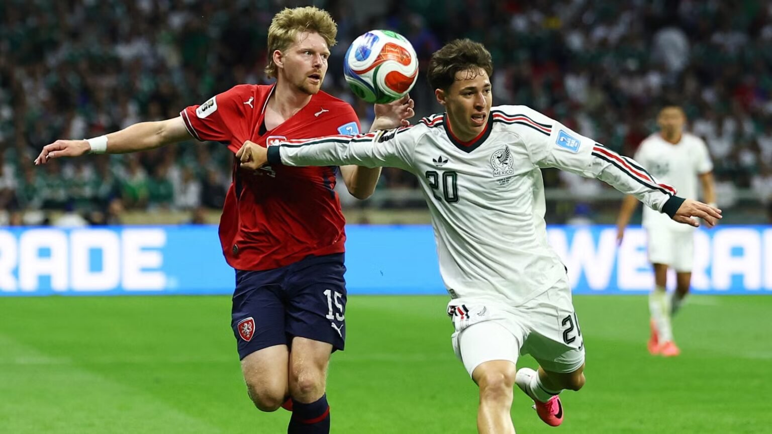 Everton enter race to sign £25m star after holding contract talks with Leeds