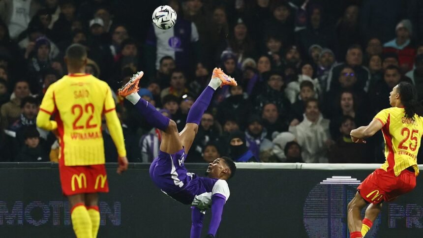 Ipswich and Hull are competing to sign Pellegrini following Emerson development