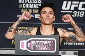 UFC fighter Jessica Andrade delivers food to make money while sidelined with injury: 'I'm not afraid of hard work'