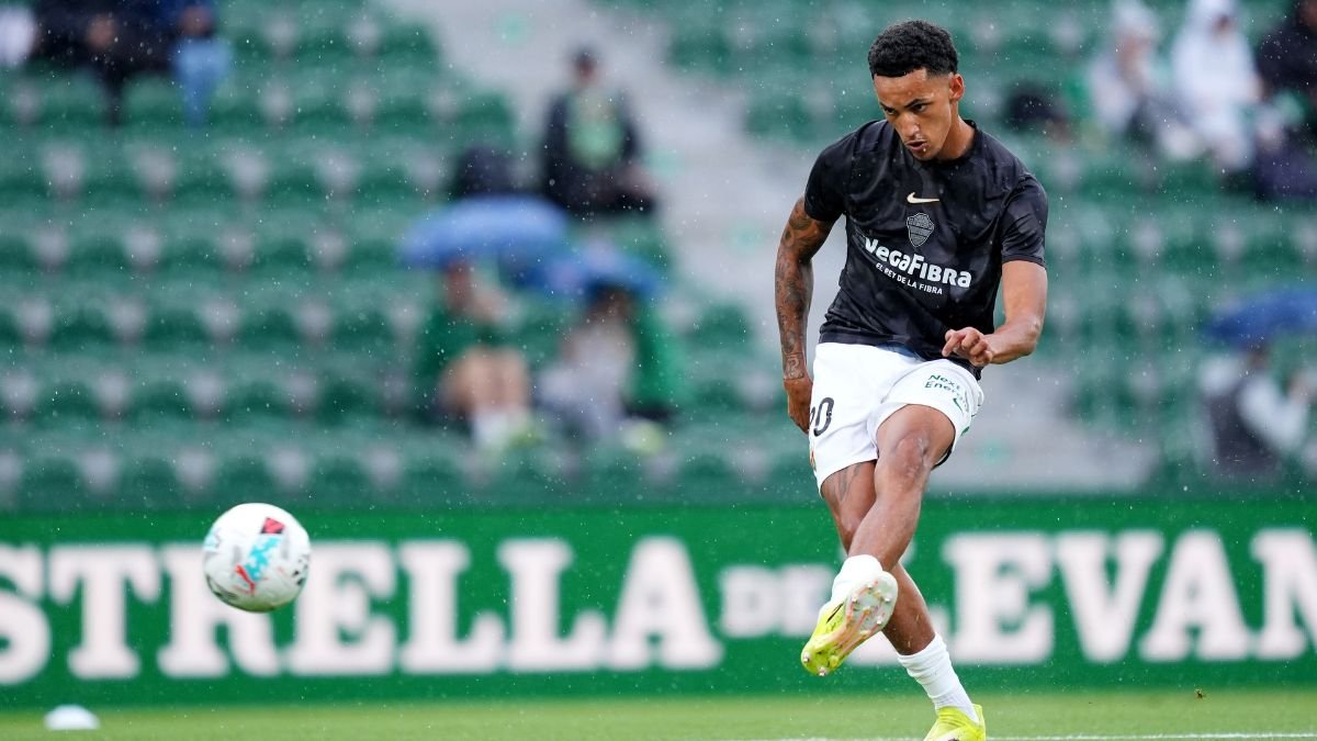 Alvaro Rodriguez playing for Elche.